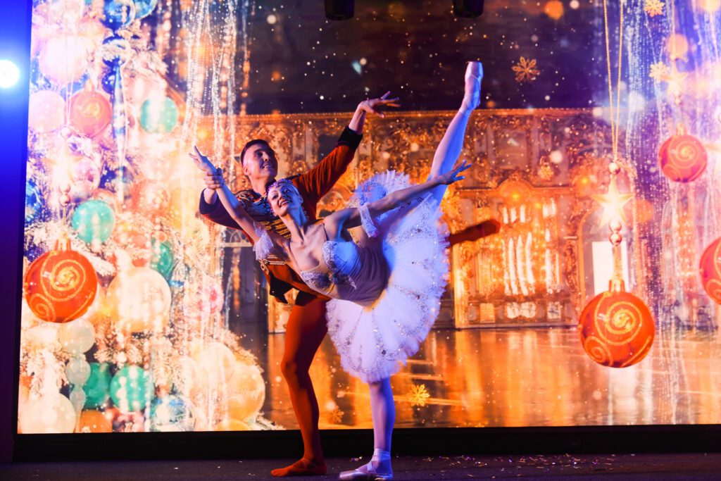 Волшебный мир «Щелкунчика»: Загадочные танцы и праздничное волшебство на сцене новогоднего шоу