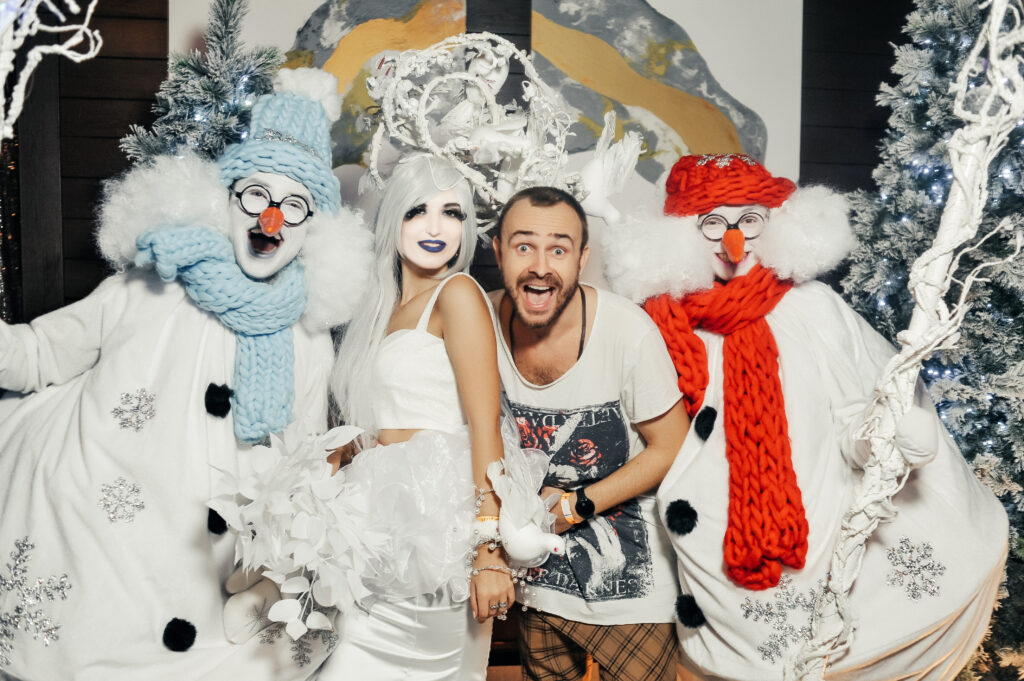 Веселье с Снеговиками: Новогодняя Атмосфера в Каждом Кадре!